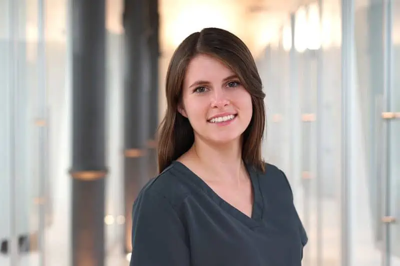 Zahnärztin Julia Baudach, Implantologie und Endodontologie bei topDentis Cologne