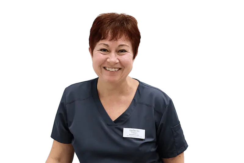 Anna, spezialisiert auf professionelle Zahnreinigung und Prophylaxe bei topDentis Cologne, Ihrer Zahnarztpraxis in Köln